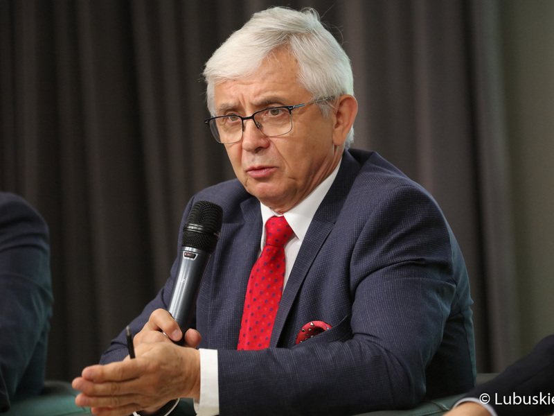 Marek Wójcik ze Związku Miast Polskich podczas debaty samorządowej w Muzeum Ziemi Lubuskiej w Zielonej Górze