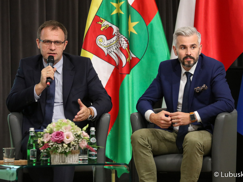 Prof. Marcin Mrugalski (przy mikrofonie), prorektor Uniwersytetu Zielonogórskiego ds. Nauki i Współpracy z Zagranicą, podczas debaty samorządowej w Muzeum Ziemi Lubuskiej w Zielonej Górze. Obok: Grzegorz Zwoliński, prezes firmy SATREV.
