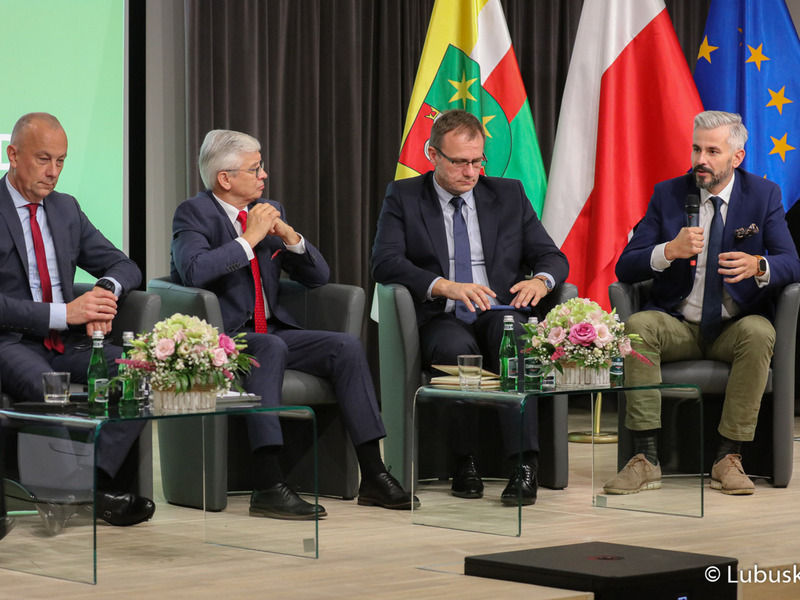 Grzegorz Zwoliński (przy mikrofonie), prezes firmy SATREV podczas debaty samorządowej w Muzeum Ziemi Lubuskiej w Zielonej Górze. Obok: prof. Marcin Mrugalski, prorektor Uniwersytetu Zielonogórskiego ds. Nauki i Współpracy z Zagranicą, Marek Wójcik ze Związku Miast Polskich oraz członek zarządu woj. lubuskiego Marcin Jabłoński.