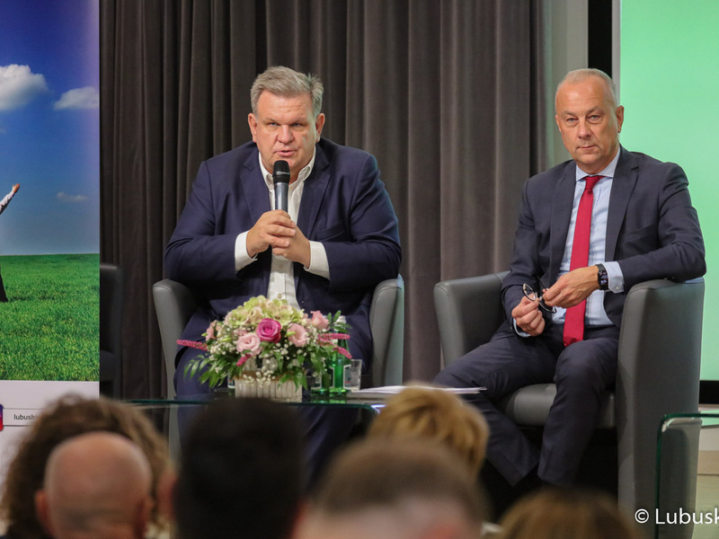 Poseł RP Bogusław Wontor (przy mikrofonie) podczas debaty samorządowej w Muzeum Ziemi Lubuskiej w Zielonej Górze. Obok członek zarządu woj. lubuskiego Marcin Jabłoński.