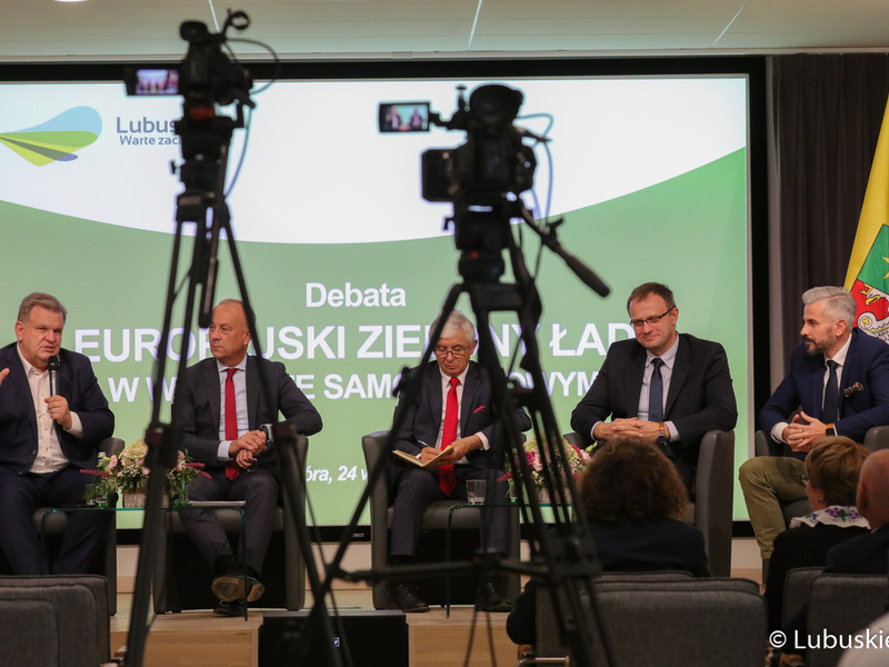 Poseł RP Bogusław Wontor (przy mikrofonie) podczas debaty samorządowej w Muzeum Ziemi Lubuskiej w Zielonej Górze. Obok członek zarządu woj. lubuskiego Marcin Jabłoński, Marek Wójcik ze Związku Miast Polskich, prof. Marcin Mrugalski, prorektor Uniwersytetu Zielonogórskiego ds. Nauki i Współpracy z Zagranicą oraz Grzegorz Zwoliński, prezes firmy SATREV