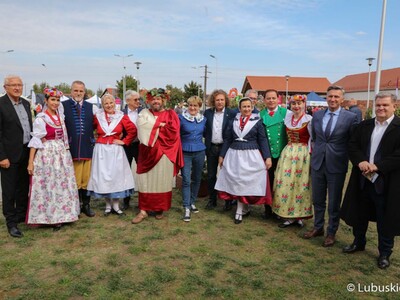 Winobranie na winnicy samorządowej w Zaborze. Pamiątkowe zdjęcie gości z Lubuskim Zespołem Pieśni i Tańca 