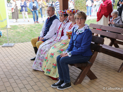Marszałek Elżbieta Anna Polak (na pierwszym planie) podczas winobrania na winnicy samorządowej w Zaborze