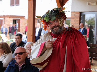 Winobranie na winnicy samorządowej w Zaborze. Na zdjęciu Bachus 