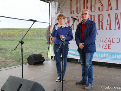 Marszałek Elżbieta Anna Polak oraz rektor UZ prof. dr hab. Wojciech Strzyżewski ·oficjalnie otwierają winobranie na winnicy samorządowej w Zaborze