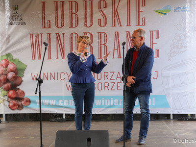 Marszałek Elżbieta Anna Polak oraz rektor UZ prof. dr hab. Wojciech Strzyżewski ·oficjalnie otwierają winobranie na winnicy samorządowej w Zaborze