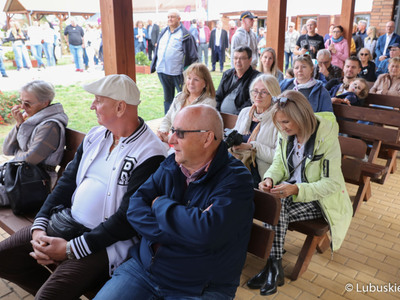 Uczestnicy winobrania na winnicy samorządowej w Zaborze