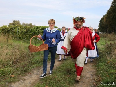 Winobranie na winnicy samorządowej w Zaborze. Na zdjęciu marszałek Elżbieta Anna Polak oraz Bachus 