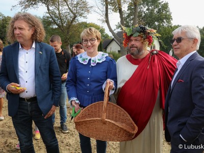 Winobranie na winnicy samorządowej w Zaborze. Na zdjęciu marszałek Elżbieta Anna Polak, prezydent Sopotu Jacek Karnowski (z lewej), Marek Wójcik ze Związku Miast Polskich (z prawej) oraz Bachus.