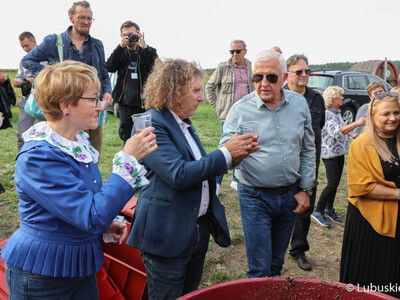 Winobranie na winnicy samorządowej w Zaborze. Na zdjęciu marszałek Elżbieta Anna Polak, prezydent Sopotu Jacek Karnowski oraz Senator RP Wadim Tyszkiewicz piją świeżo wyciśnięty sok z winogron