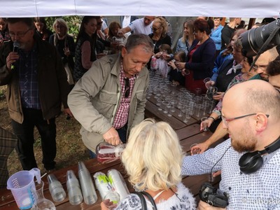 Winobranie na winnicy samorządowej w Zaborze. Goście piją świeżo wyciśnięty sok z winogron