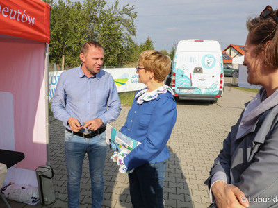 Marszałek Elżbieta Anna Polak na jednym ze stoisk na Pikniku Zdrowia i Profilaktyki w Zaborze