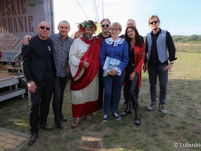 Marszałek Elżbieta Anna Polaki oraz Bachus na pamiątkowych zdjęciu z nowosolskim zespołem Gedia Blues Band