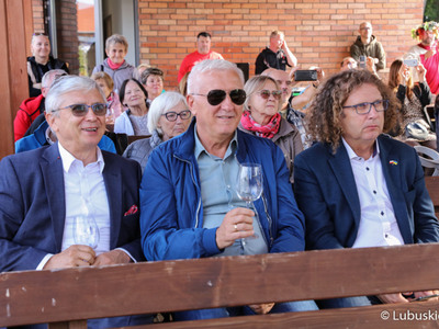 Marek Wójcik ze Związku Miast Polskich (z lewej), Senator RP Wadim Tyszkiewicz (w środku) oraz prezydent Sopotu Jacek Karnowski ogadają występ zespołu Gedia Blues Band  
