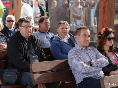 Goście winobrania na winnicy samorządowej w Zaborze oglądają występ nowosolskiego zespołu Gedia Blues Band 