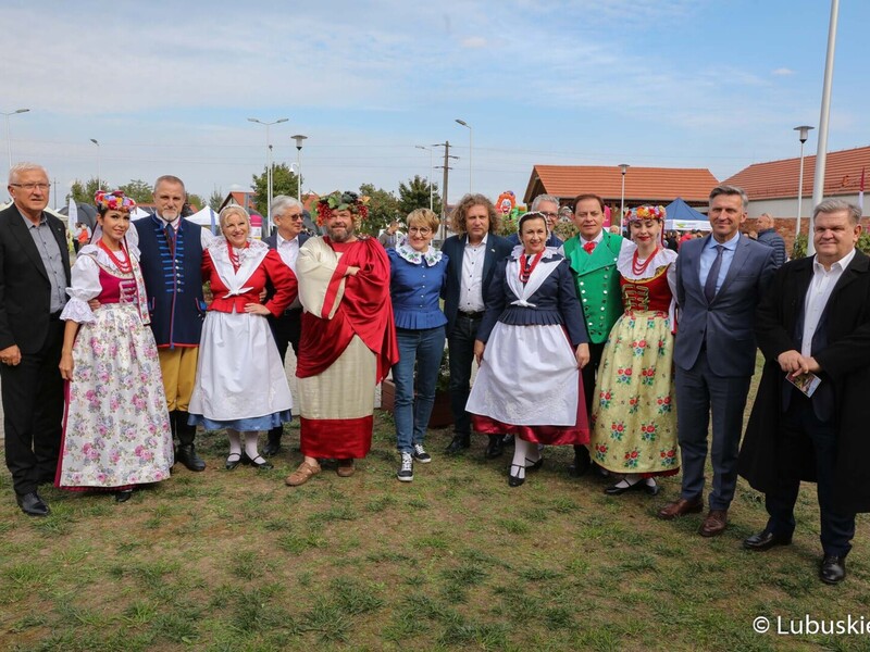 Winobranie na winnicy samorządowej w Zaborze. Pamiątkowe zdjęcie gości z Lubuskim Zespołem Pieśni i Tańca