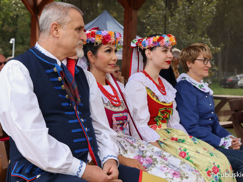 Uczestnicy winobrania na winnicy samorządowej w Zaborze