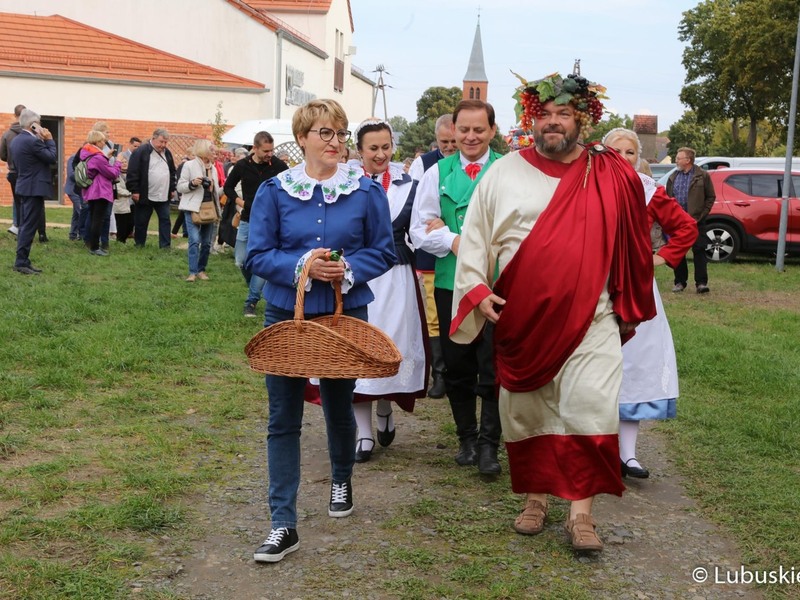 Winobranie na winnicy samorządowej w Zaborze. Na zdjęciu marszałek Elżbieta Anna Polak oraz Bachus