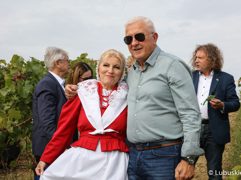 Senator RP Wadim Tyszkiewicz na winnicy samorządowej w Zaborze