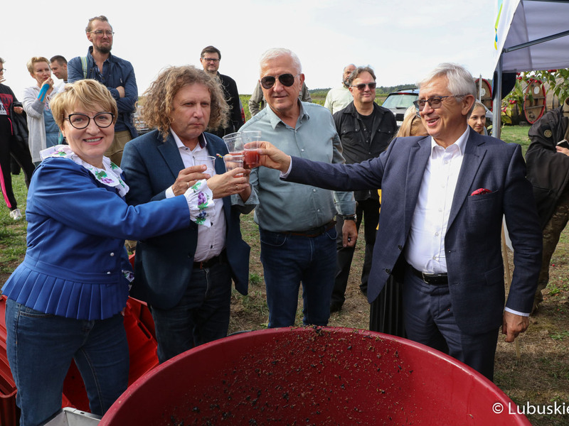 Winobranie na winnicy samorządowej w Zaborze. Na zdjęciu marszałek Elżbieta Anna Polak, prezydent Sopotu Jacek Karnowski (obok) Senator RP Wadim Tyszkiewicz (drogi z prawej) oraz Marek Wójcik ze Związku Miast Polskich piją świeżo wyciśnięty sok z winogron