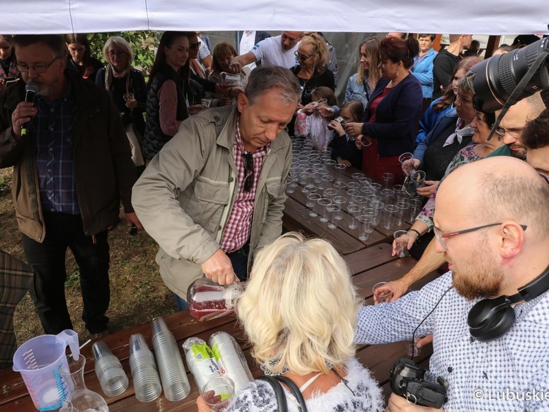 Winobranie na winnicy samorządowej w Zaborze. Goście piją świeżo wyciśnięty sok z winogron