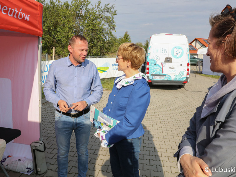 Marszałek Elżbieta Anna Polak na jednym ze stoisk na Pikniku Zdrowia i Profilaktyki w Zaborze