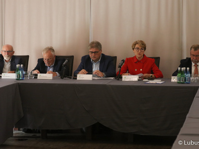 Uczestnicy posiedzenia Wojewódzkiej Rady Dialogu Społecznego w Górzykowie. Na zdjęciu (od lewej): Edward Makarewicz. Bogusław Motowidełko, Janusz Jasiński, marszałek Elżbieta Anna Polak oraz Henryk Maciej Woźniak.
