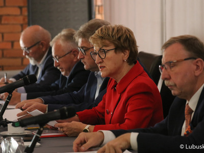 Uczestnicy posiedzenia Wojewódzkiej Rady Dialogu Społecznego w Górzykowie. Obradom przewodniczyła marszałek Elżbieta Anna Polak.