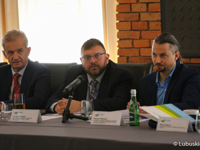 Uczestnicy posiedzenia Wojewódzkiej Rady Dialogu Społecznego w Górzykowie