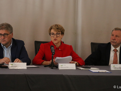Posiedzenie Wojewódzkiej Rady Dialogu Społecznego w Górzykowie. Obradom przewodniczyła marszałek Elżbieta Anna Polak. Obok Janusz Jasiński (z lewej) oraz Henryk Maciej Woźniak.