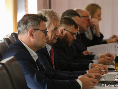 Uczestnicy posiedzenia Wojewódzkiej Rady Dialogu Społecznego w Górzykowie