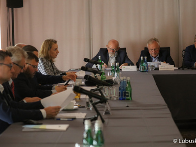 Uczestnicy posiedzenia Wojewódzkiej Rady Dialogu Społecznego w Górzykowie