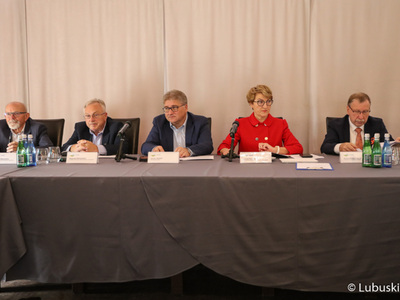 Uczestnicy posiedzenia Wojewódzkiej Rady Dialogu Społecznego w Górzykowie. Na zdjęciu (od lewej): Edward Makarewicz. Bogusław Motowidełko, Janusz Jasiński, marszałek Elżbieta Anna Polak oraz Henryk Maciej Woźniak.
