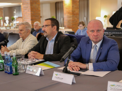 Uczestnicy posiedzenia Wojewódzkiej Rady Dialogu Społecznego w Górzykowie