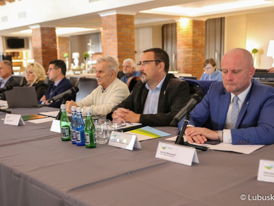 Uczestnicy posiedzenia Wojewódzkiej Rady Dialogu Społecznego w Górzykowie