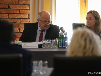 Uczestnicy posiedzenia Wojewódzkiej Rady Dialogu Społecznego w Górzykowie