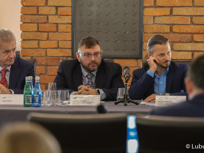 Uczestnicy posiedzenia Wojewódzkiej Rady Dialogu Społecznego w Górzykowie