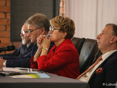 Uczestnicy posiedzenia Wojewódzkiej Rady Dialogu Społecznego w Górzykowie