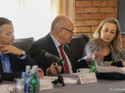 Uczestnicy posiedzenia Wojewódzkiej Rady Dialogu Społecznego w Górzykowie
