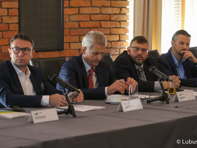 Uczestnicy posiedzenia Wojewódzkiej Rady Dialogu Społecznego w Górzykowie