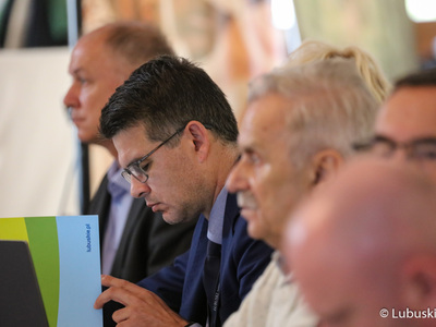 Uczestnicy posiedzenia Wojewódzkiej Rady Dialogu Społecznego w Górzykowie