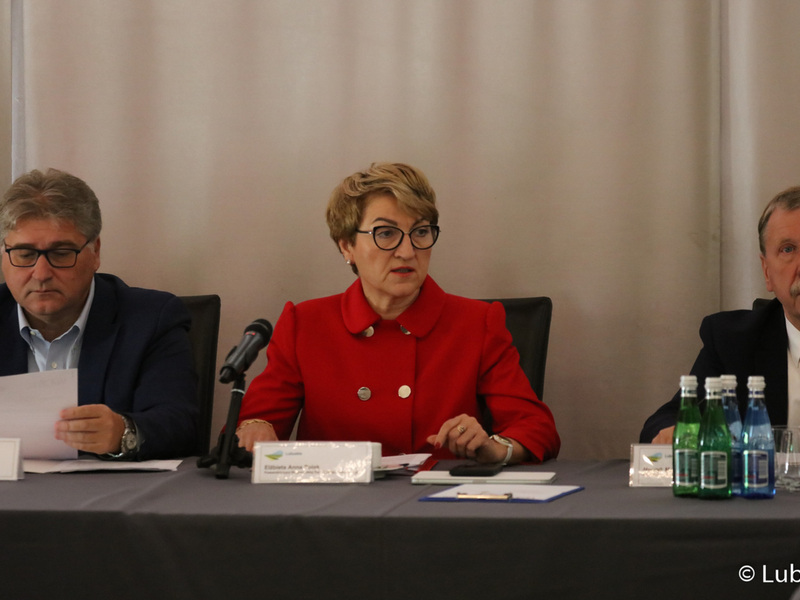 Posiedzenie Wojewódzkiej Rady Dialogu Społecznego w Górzykowie. Obradom przewodniczyła marszałek Elżbieta Anna Polak. Obok Janusz Jasiński (z lewej) oraz Henryk Maciej Woźniak.