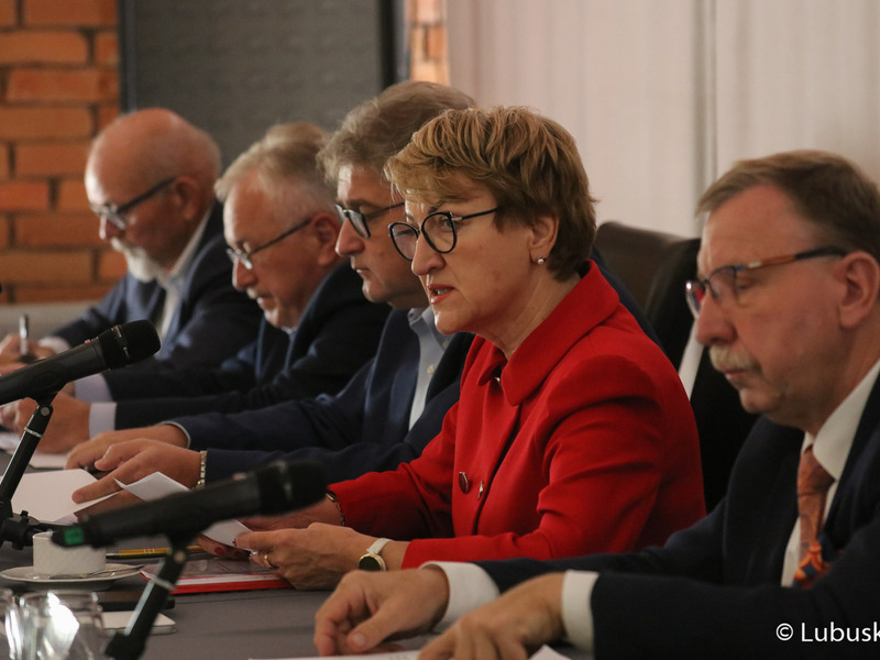 Uczestnicy posiedzenia Wojewódzkiej Rady Dialogu Społecznego w Górzykowie. Obradom przewodniczyła marszałek Elżbieta Anna Polak.
