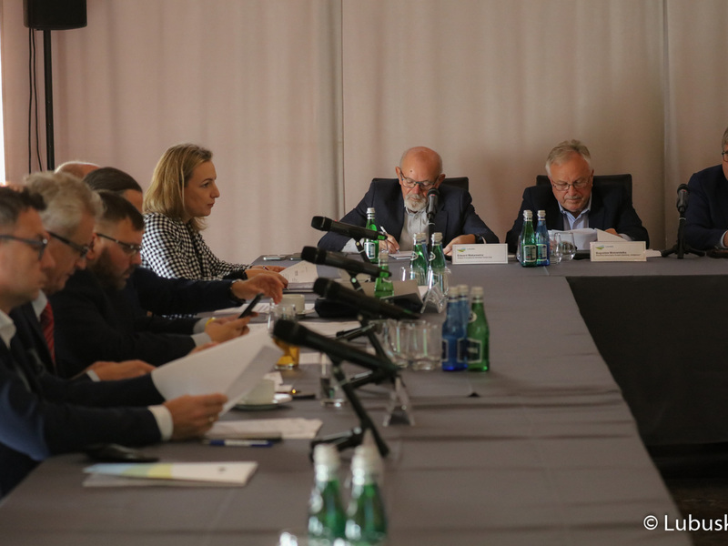 Uczestnicy posiedzenia Wojewódzkiej Rady Dialogu Społecznego w Górzykowie
