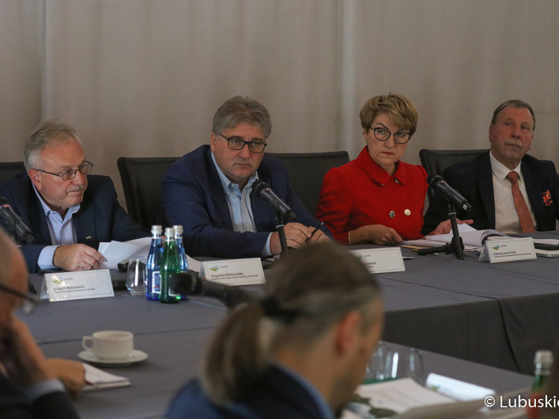 Uczestnicy posiedzenia Wojewódzkiej Rady Dialogu Społecznego w Górzykowie. Na zdjęciu (od lewej): Bogusław Motowidełko, Janusz Jasiński, marszałek Elżbieta Anna Polak oraz Henryk Maciej Woźniak.