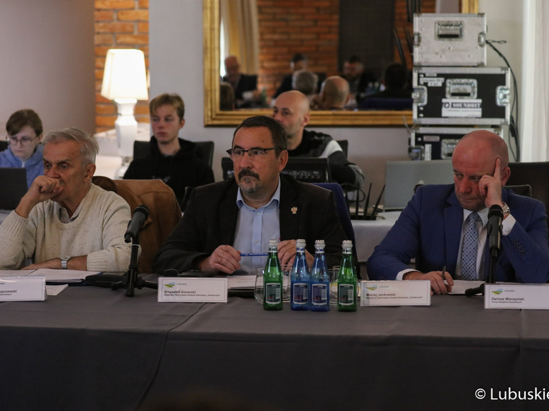 Uczestnicy posiedzenia Wojewódzkiej Rady Dialogu Społecznego w Górzykowie