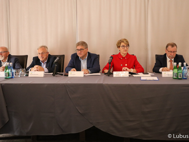 Posiedzenie Wojewódzkiej Rady Dialogu Społecznego w Górzykowie. Na zdjęciu (od lewej): Edward Makarewicz. Bogusław Motowidełko, Janusz Jasiński, marszałek Elżbieta Anna Polak oraz Henryk Maciej Woźniak.