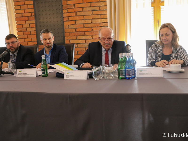 Uczestnicy posiedzenia Wojewódzkiej Rady Dialogu Społecznego w Górzykowie