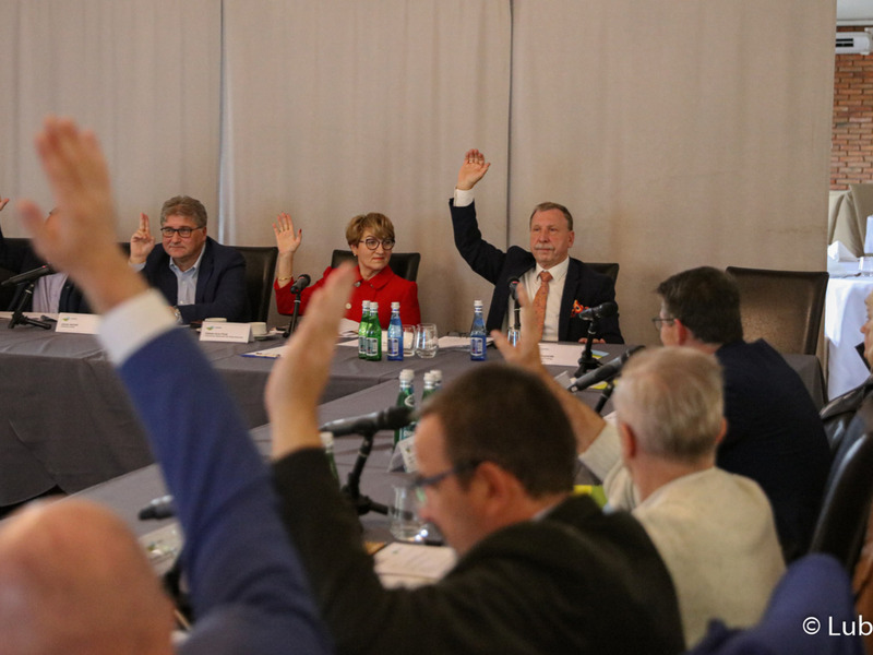 Uczestnicy posiedzenia Wojewódzkiej Rady Dialogu Społecznego podczas głosowania.