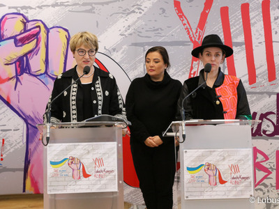Konferencja prasowa dot. XIII Lubuskiego Kongresu Kobiet. Na zdjęciu: marszałkini Województwa Lubuskiego Elżbieta Anna Polak (przy mikrofonie), projektantka mody Natalia Ślizowska (z prawej) oraz zastępczyni dyrektora Departamentu Administracyjno-Gospodarczego UMWL Joanna Malon (w środku).
